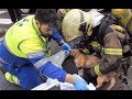 Los bomberos y sanitarios salvan la vida a un perro que se asfixiaba en un incendio en Barakaldo.