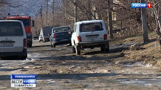 Видео Улица Родниковская в Новороссийске уже две недели покрыта льдом от ГТРК «Кубань», Родниковская улица, Новороссийск, Россия