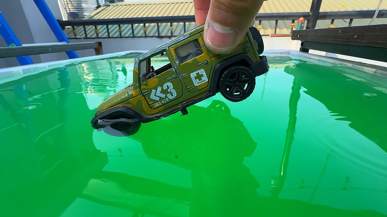 Модель игрушечной машинки, падающая в воду #80
