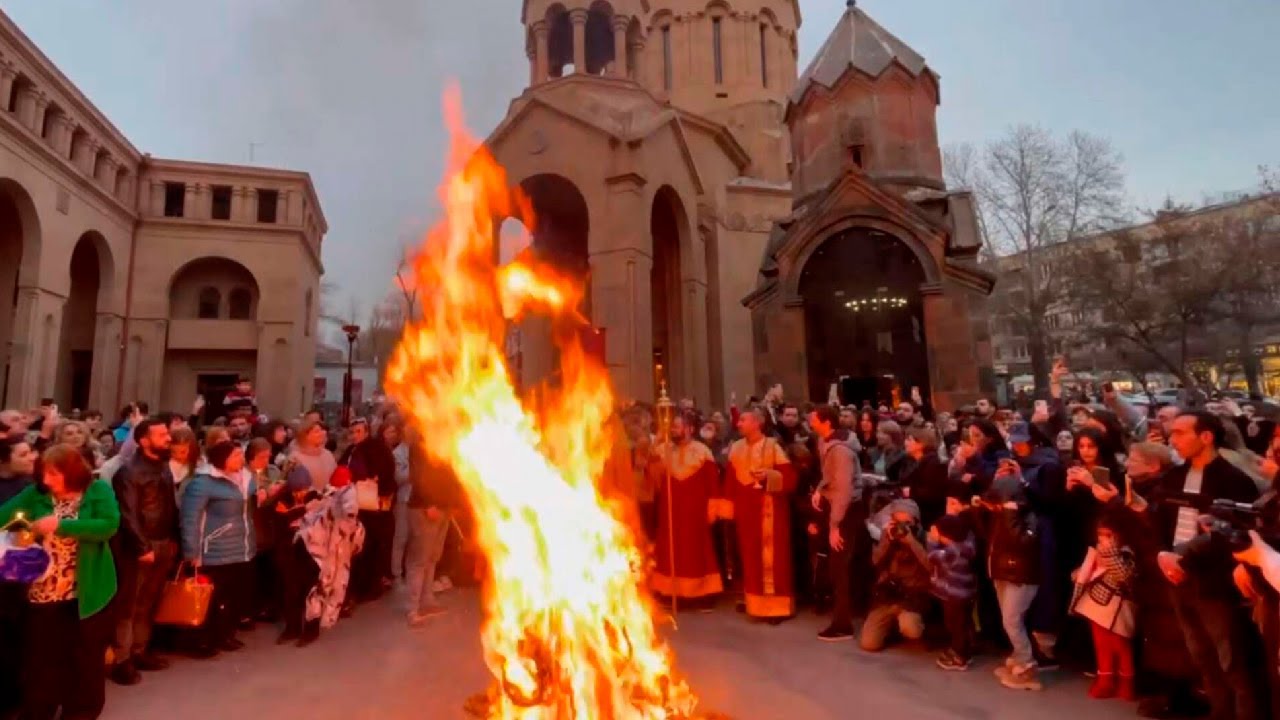 Народными гуляниями отметили праздник Трндез в Ереване