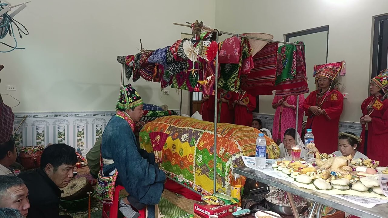 Mo Khăm (non đét chá ơn sôn con) cảm ơn con cháu.