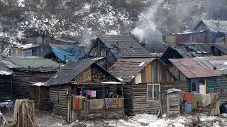 KOLAČKOV: 450 Rómov sa bojí, že sa im svah zrúti na domy.
