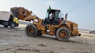 CAT loader OPRETOR loading Damtrak in Kuwait #forklift #excavator #jcbvideo #caterpiller #subscribe