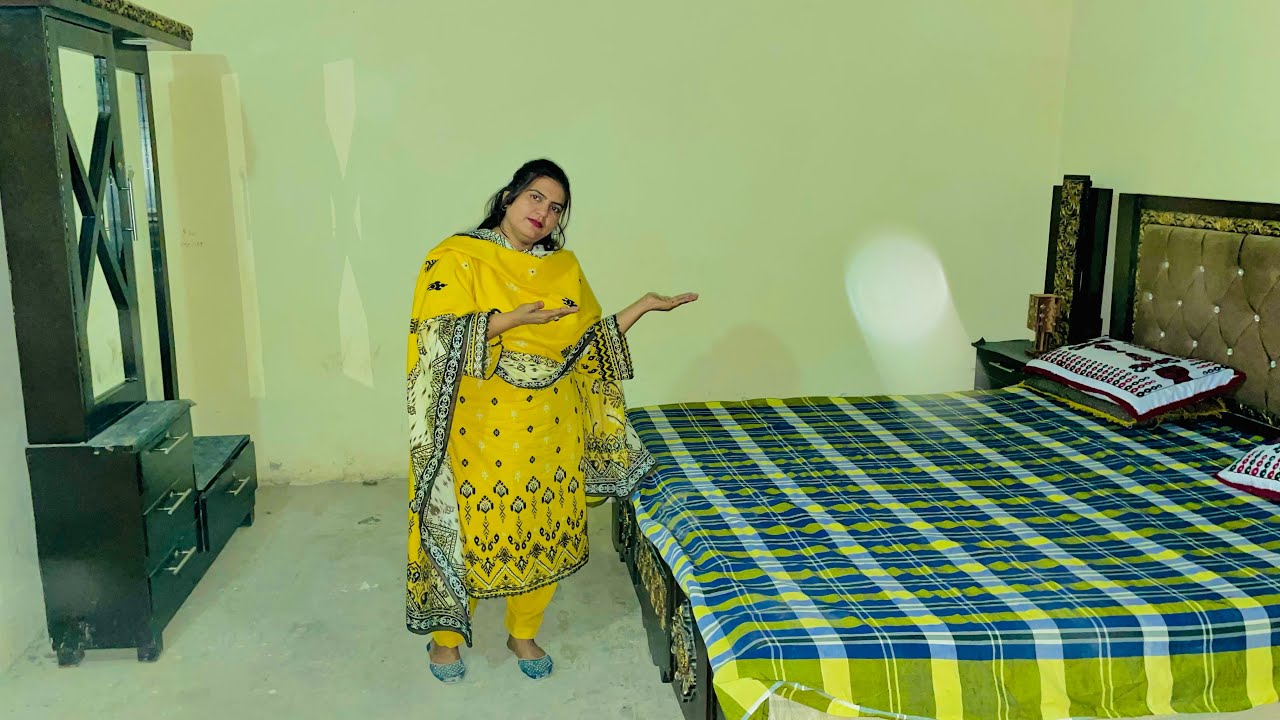 ASMR my cousin room tour tapping and ￼scratching