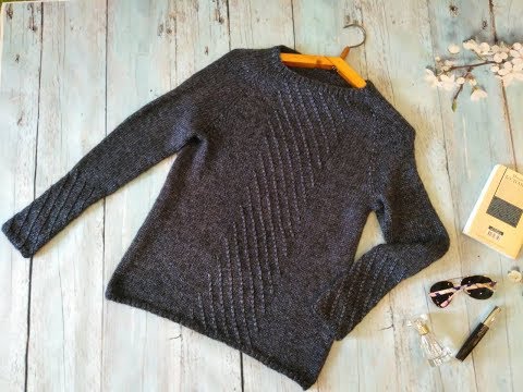 Пуловер спицами с центральным узором