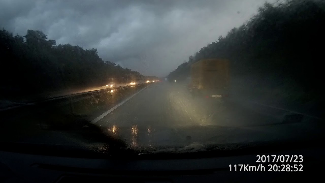 A28 thv Nunspeet auto met aanhanger zonder licht tijdens wolkbreuk
