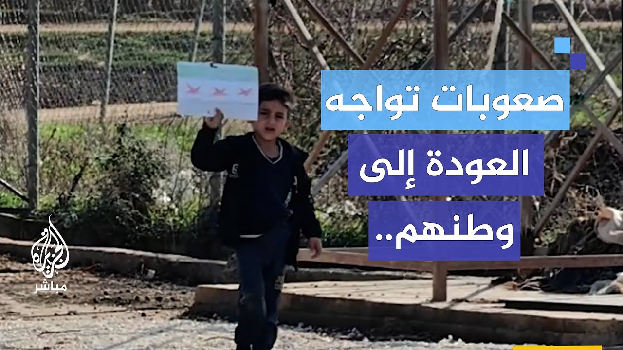 صعوبات تواجه العودة.. تجمعات للاجئين سوريين عند حدود لبنان مع سوريا