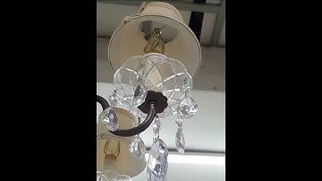 Chiếc đèn pha lê cổ điển của Châu Âu có 6 bóng.