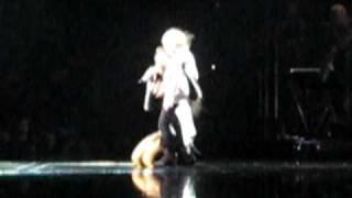 Beyonce sings Halo to Chelsea. Acer Arena Sydney 18\/09\/2009