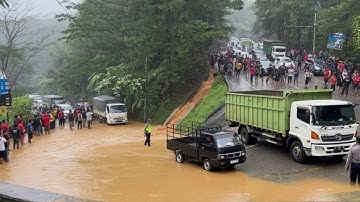 Air Selokan Meluap Mengalir Deras, Truk Terjebak di Tanjakan Sitinjau Lauik