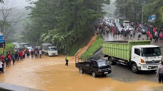 Air Selokan Meluap Mengalir Deras, Truk Terjebak di Tanjakan Sitinjau Lauik