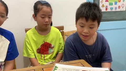 Tiếng Anh Giao Tiếp Phan Thiết: Ami, Ruby and David practice talking about Describing Santa Clause