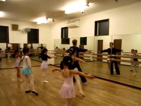 J'sダンススタジオ　キッズB・クラシックバレエ・レッスン（２）