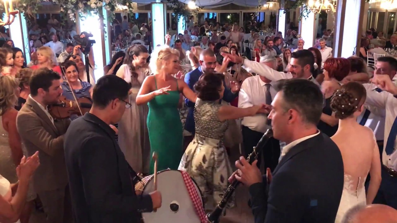 Μπρατίμια-γάμος στο Rose Garden (είσοδος ζευγαριού)