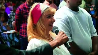 Baba mukadzi wenyu uyu ane Chikomba kubasa kwake