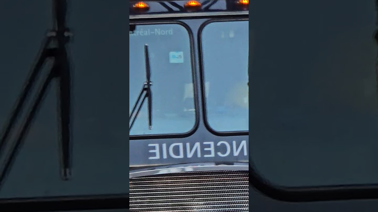 🚒  Montreal Fire Department ladder truck 420 responding (close up zoom)