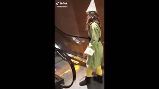 girl remakes “Elf” movie scene on tik tok
