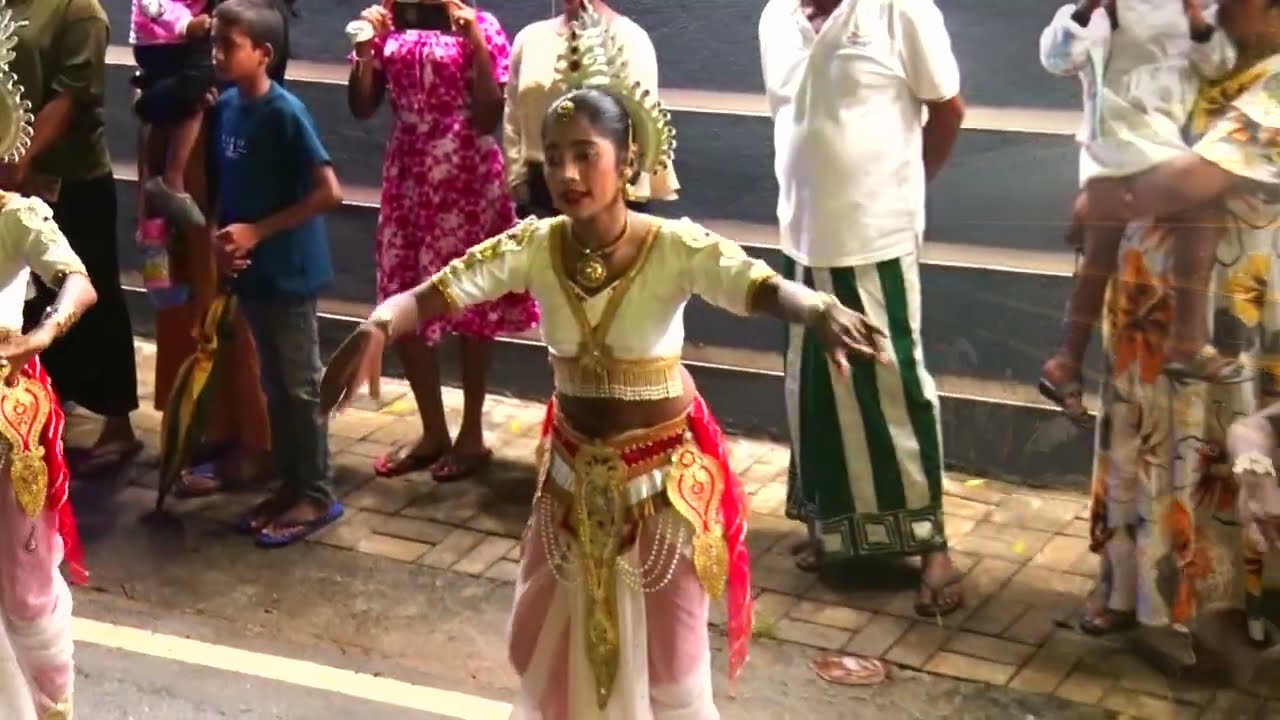 උඩරට නර්තනය  ශ්‍රී සුමන දහම්  පාසලේ 10 ශ්‍රේණියේ  ආමාෂා දියණියගේ මූලිකත්වයෙන් යුත්  නර්තන කණ්ඩායම.