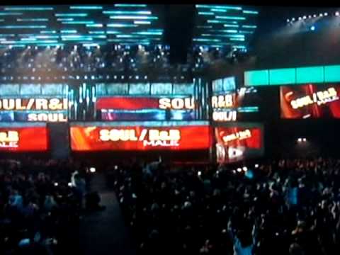 Orianthi and Selena Gomez: 2009 AMA's (Soul/R&B Ma...
