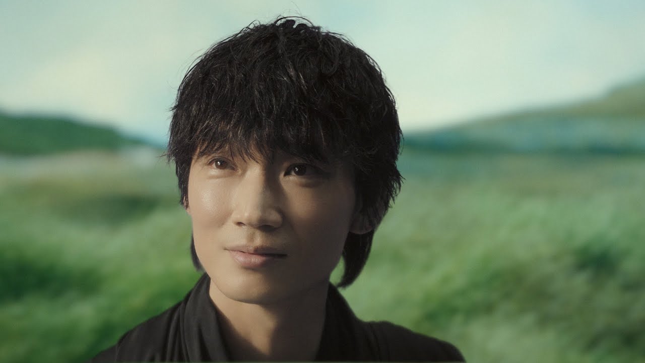 綾野剛、古いテレビが置かれた森を歩き… ハイセンスの液晶テレビCMに出演 YouTube