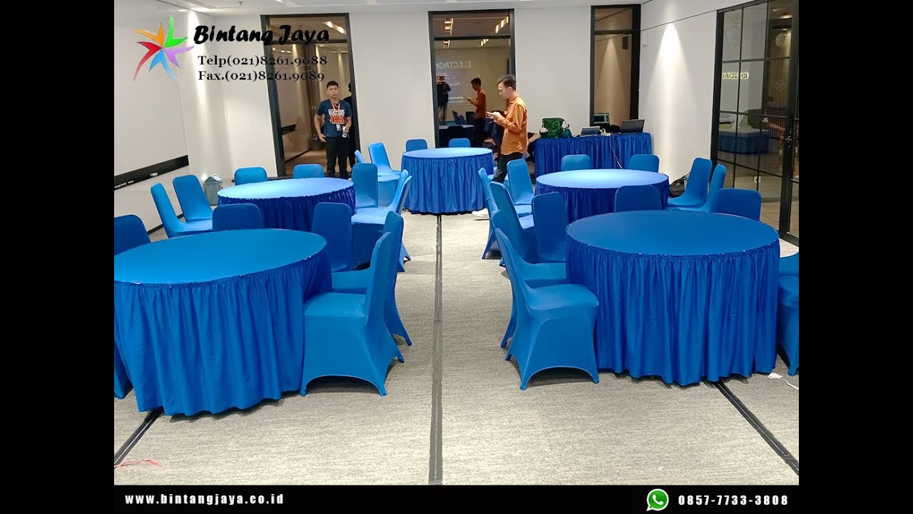 Sewa Meja Bulat dan Kursi Futura dengan Cover Full Warna Biru di Area Jakarta