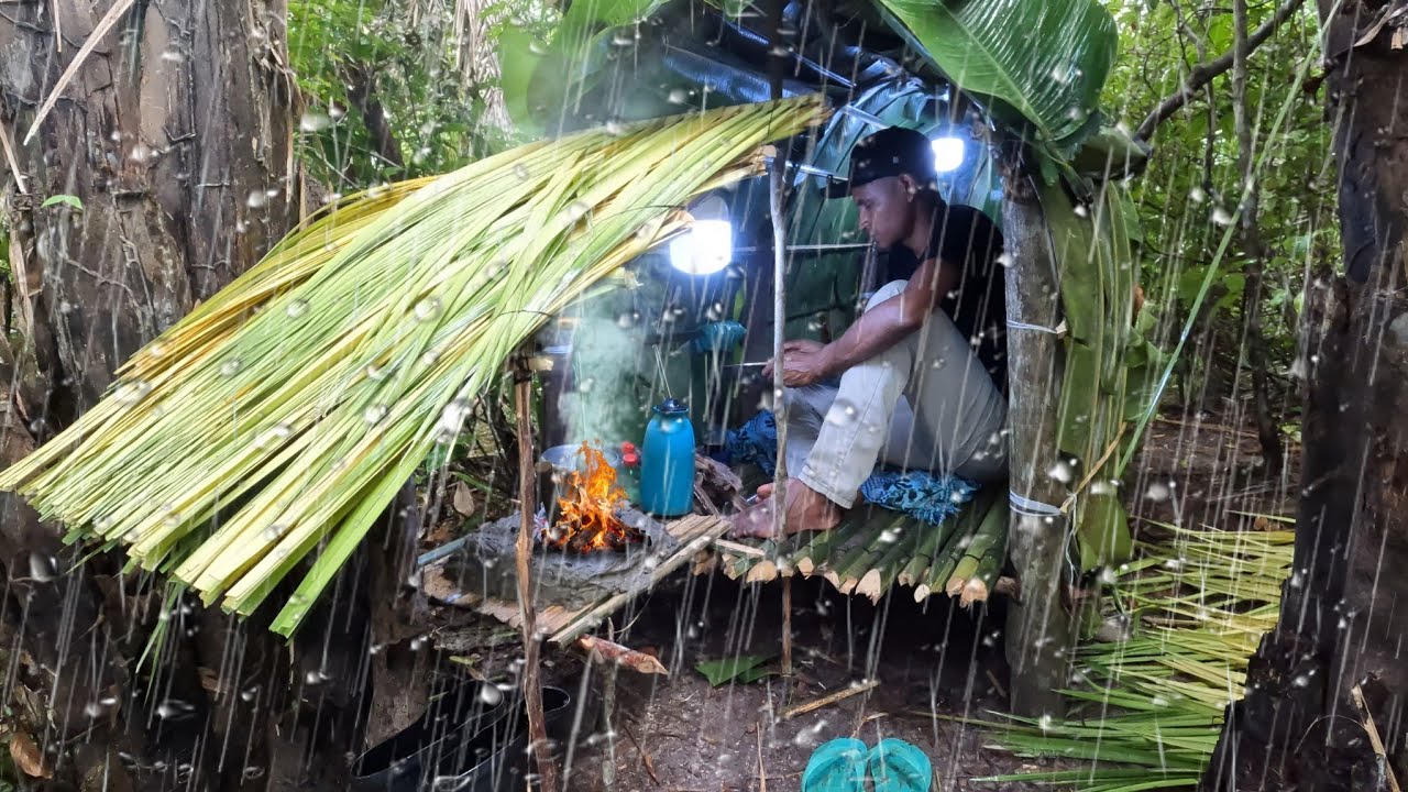 CABANA de FOLHAS vs TEMPESTADE: A noite em que a NATUREZA resolveu colocar meu ABRIGO à prova