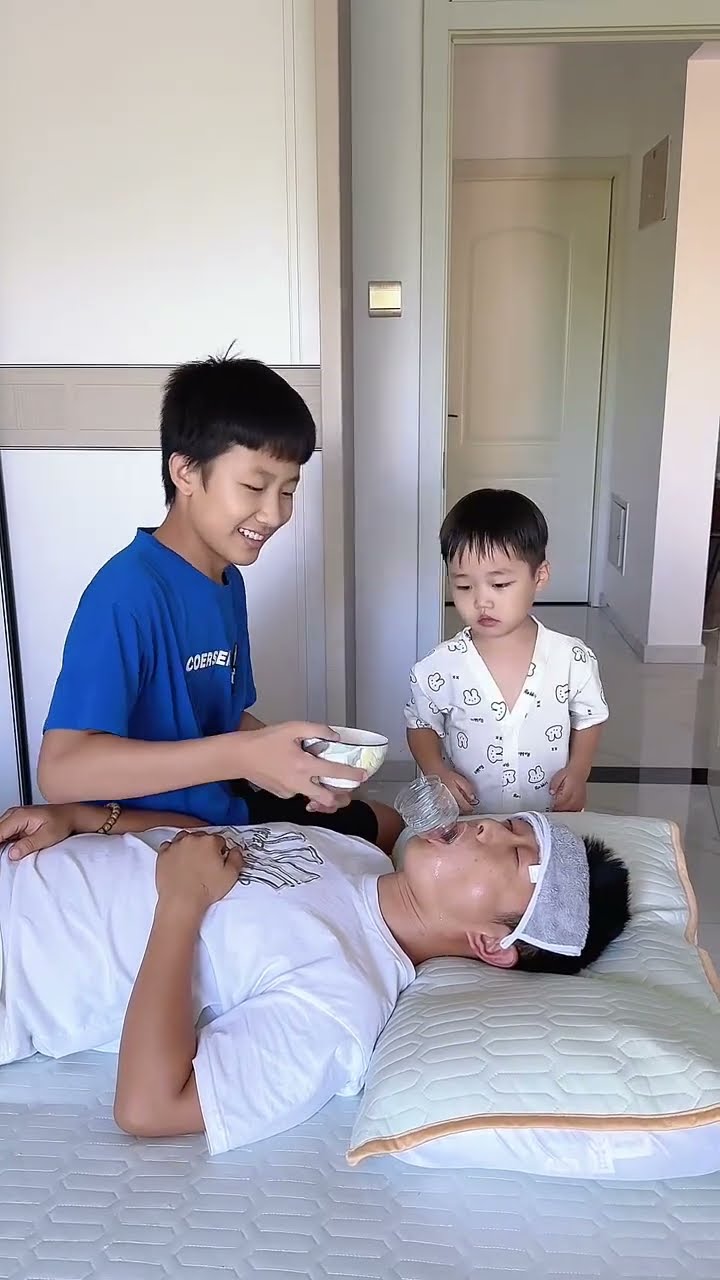 爸爸生病不吃饭，还得是弟弟有办法！#Cute baby#Cute#呆萌小米宝#聪明宝宝#萌娃