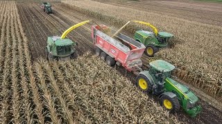 ENSILAGE XXL in France - JD 8700 X2 - pelle à chenilles au tas !