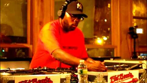 Mr. Walt on the 1's and 2's @ Fat Beats, NYC (The Final Week)