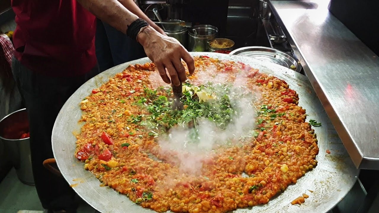 Mahesh Butter Pav Bhaji :  Surat Chowpatti , Athwagate || Street Food | Tasty Street Food