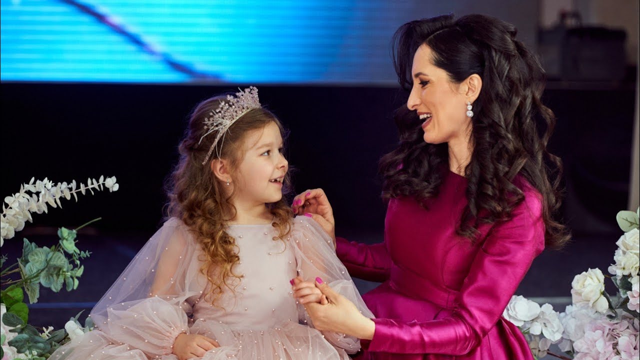 Carolina Gorun & Athena Scutaru (LOLLIPOPS) - Sărut mâna, mamă