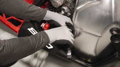 850 INDY VR1 Battery Removal And Installation - Polaris Snowmobiles