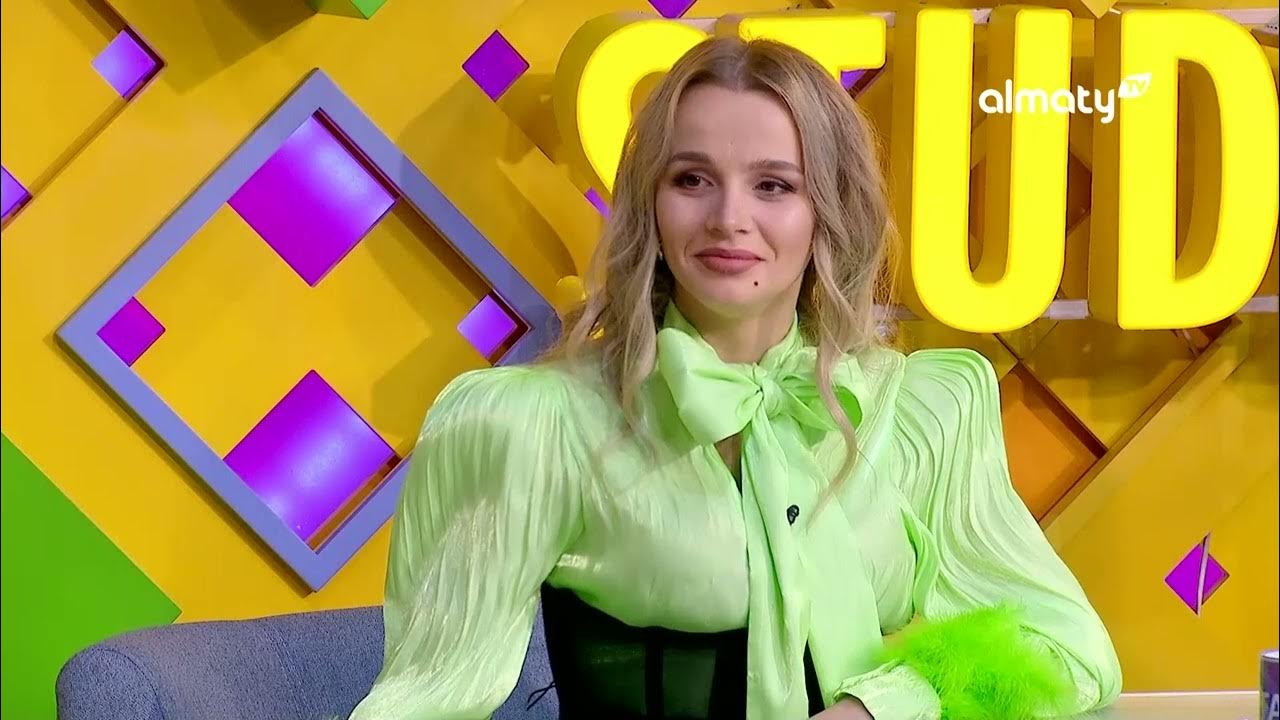 Үстінде HD порно жопалар Үлкен сиськи бар әйел саусақтарымен мастурбация жасайды