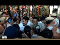 'എന്നെ പിടിച്ച് തള്ളുന്നോടാ, ദേഹത്ത് തൊട്ടുപോകരുത്...' വലിച്ചിഴക്കാൻ ഡൽഹി പൊലീസിന്റെ ശ്രമം...