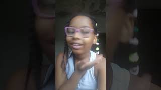 dancinha com um penteado super colorido