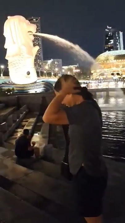 How to shower with out wet your head#shortsvideo #yearofyou #singapore #merlionsingapore