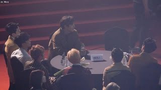 170222 엑소 (EXO) - 한동근 이 소설의 끝을 다시 써보려 해 무대리액션 Reaction [전체] 직캠 Fancam (2016 가온차트어워드) by Mera