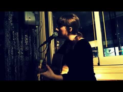 Putar Titus Alone - Aldous Harding