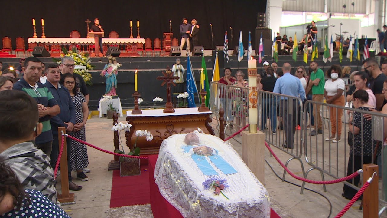 Velório de Monsenhor Jonas recebe fiéis e autoridades religiosas e civis