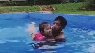 Betrand peto belajara berenang bersama adiknya