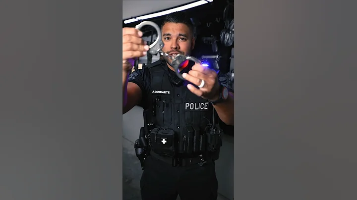 Police Officer Carrying Fake Cuffs!? - DayDayNews