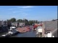 Leffondrement incroyable de deux grues sur un bateau en hollande