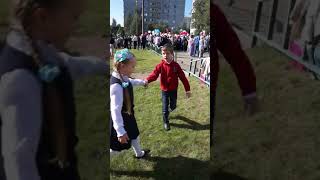 Обложка 1 сентября 2017 Наши дети танцуют пока другие дети стоят на линейке Обложка 1 сентября 2017 Наши дети танцуют пока другие дети стоят на линейке