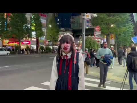 Mettasashi Hiro-kun from Senketsu A ko-chan walking in Tokyo