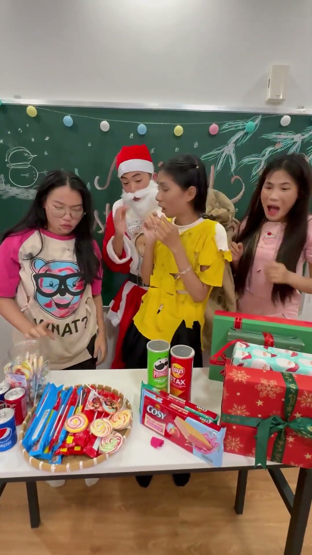 LNS - Đứa trẻ tội nghiệp và ông già Noel tốt bụng || Poor kid's candy party #shorts