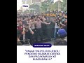 Panas! Pendemo rebut pagar TNI-Polri pas dilarang masuk Bundaran HI. Nekad nian! 📢 #Berita #Demo