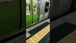E235系（スクスタラッピング）東京駅発車