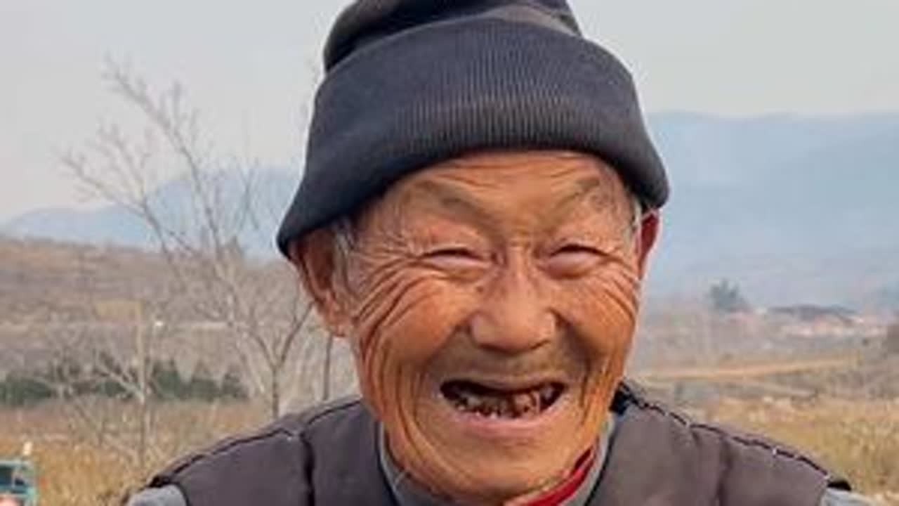 爷爷的笑容太治愈了，一点点力所能及的事情愿能给老人带来些许温暖和快乐#下乡理发 #做有意义的事情 #农村真实生活 #传递善良传递爱