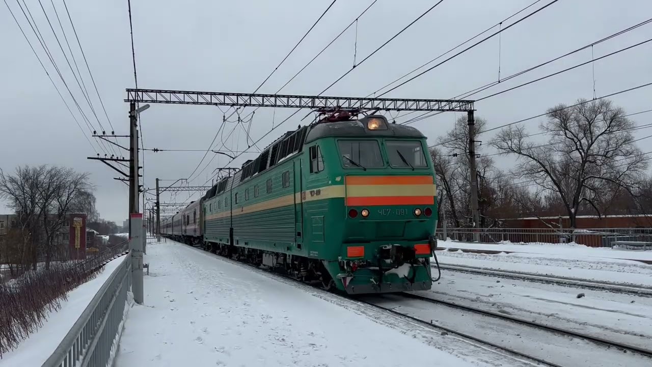 Зелёный электровоз ЧС7-091 с поездом 375 Воркута – Москва