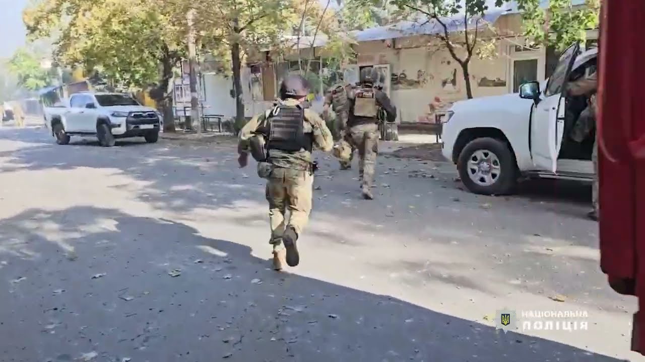 Костянтинівка: поліцейські під повторними ударами рятують людей